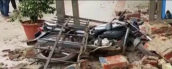 Panic gripped commuters near Acharya Vihar Square on Sunday after a portion of the boundary wall of the Pathani Samanta Planetarium collapsed. 