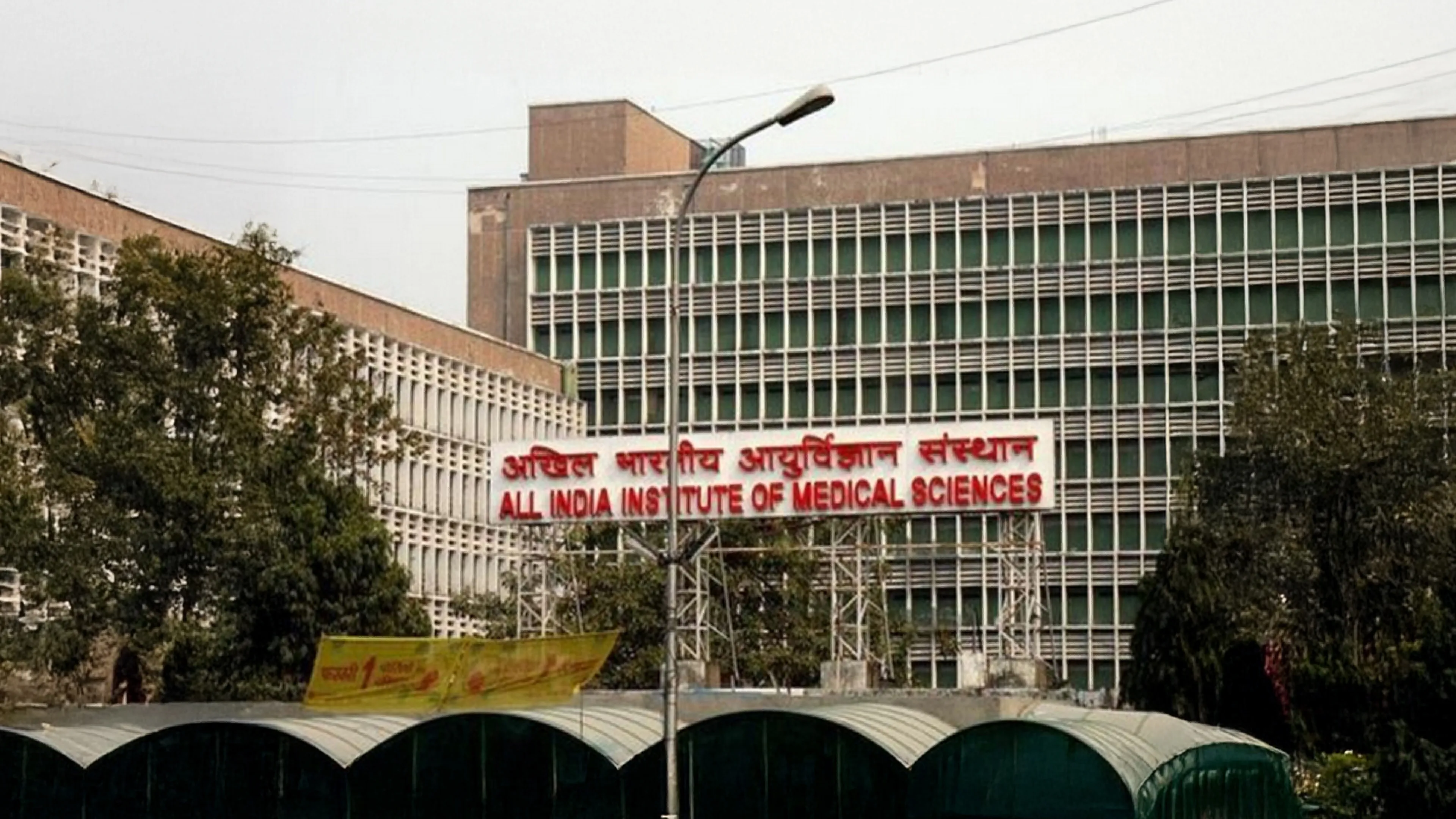 A 25-year-old youth Suraj Sahu, who set himself ablaze last Wednesday evening, died at AIIMS Bhubaneswar. According to AIIMS, Sahu succumbed to his burns this evening while undergoing treatment.